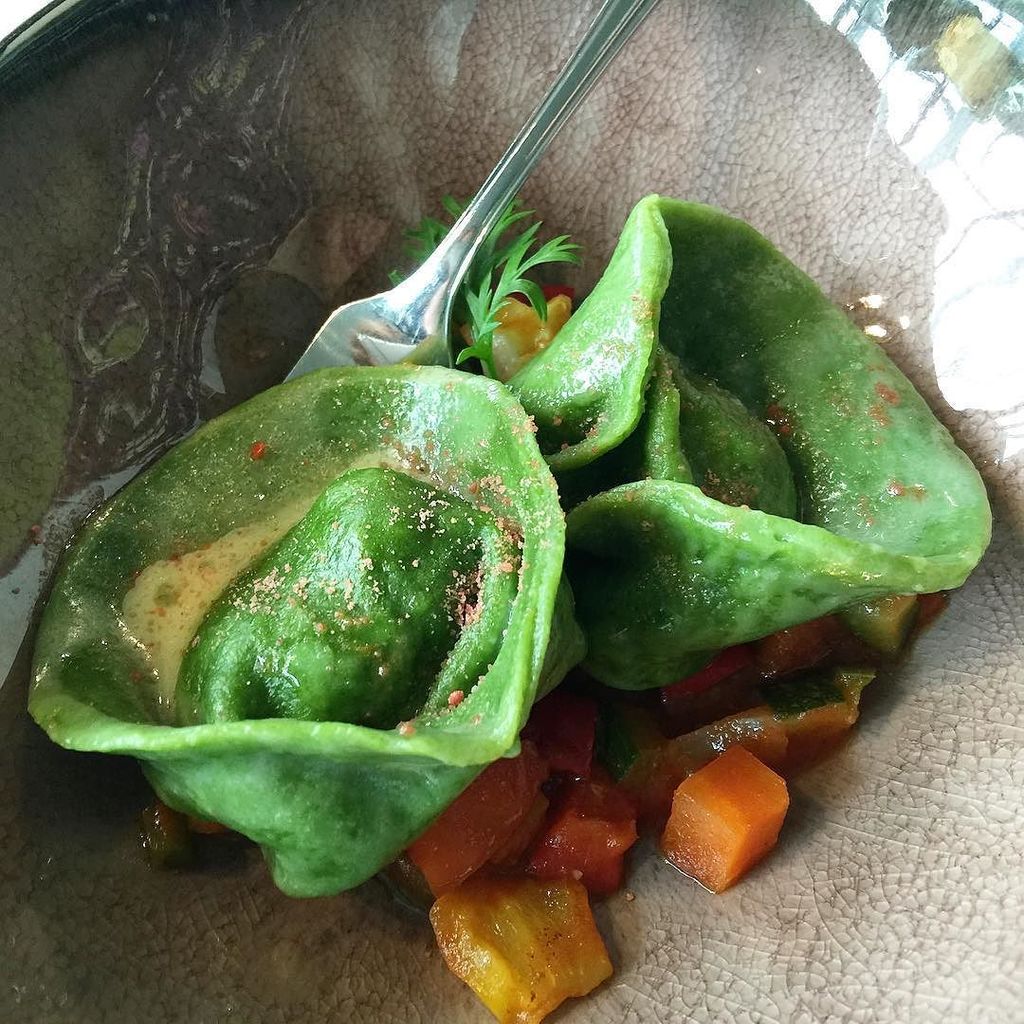 bushcook's tweet photo. Grüne Ententeigtaschen auf Ratatouille #heleni #zillertal #instafood #foodstagram #food #foodlove #igersmunich https://t.co/ftmpZhINPm