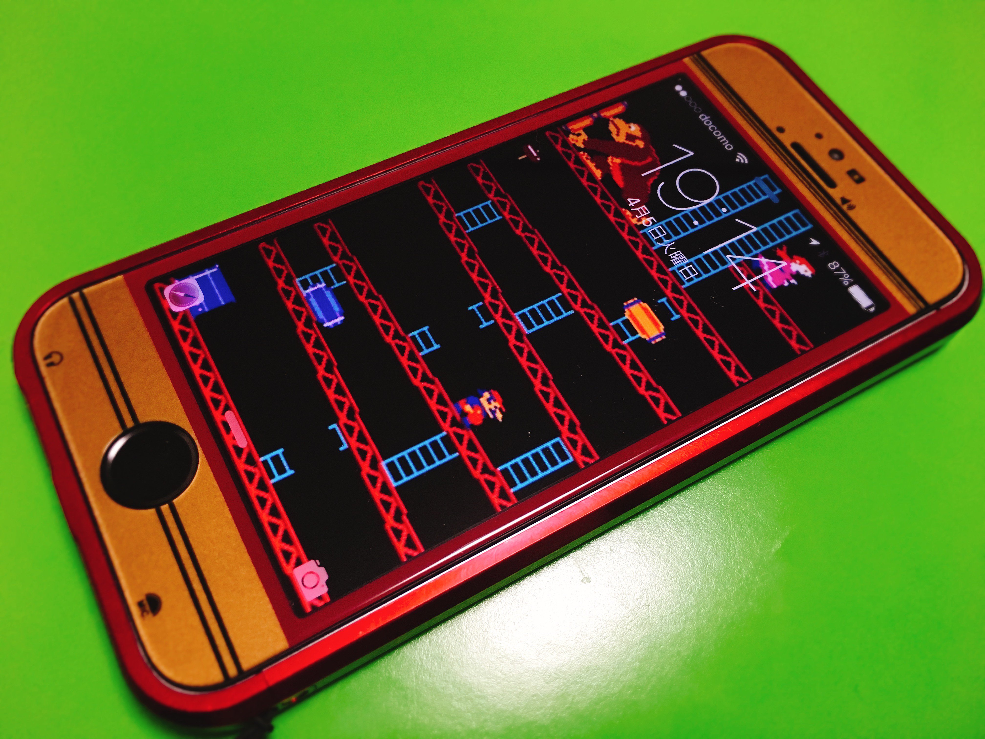 Twitter এ いたの くまんぼう Unity入門書発売中 ゲーム作家 Iphone Seカスタマイズ終了しました こないだヒロさんに教えてもらったガラスフィルムにあわせた色のバンパーもそろえてバッチリ 壁紙もファミコン風で T Co Jk69bdqqxw ট ইট র