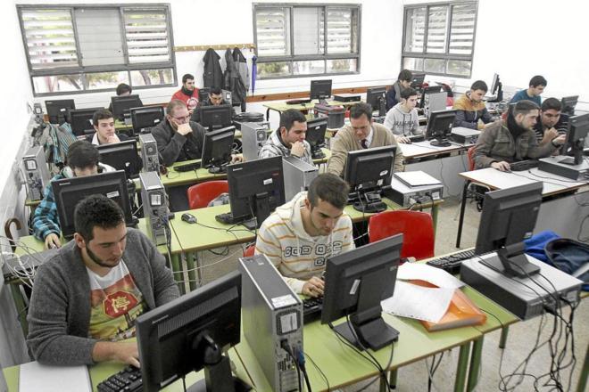 opobusca's tweet photo. La Comunidad de Madrid aprueba OPE de 1.500 plazas de profesores Secundaria y FP https://t.co/v9fb5uqIxh @elmundoes https://t.co/86yAVlHBVq