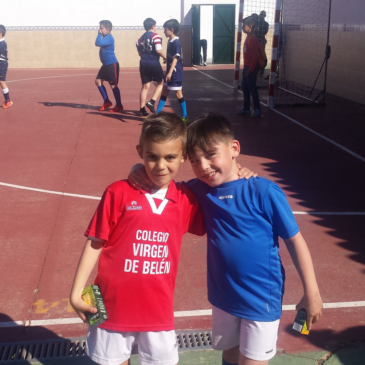 moibarriada's tweet photo. Mi hijo y su primo jugando un partido en contra https://t.co/eVgTW04KPS