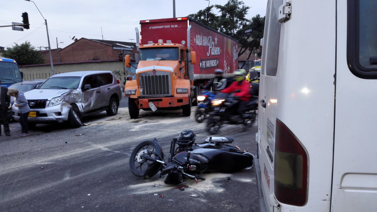Anitavelez9's tweet photo. Choque múltiple: tractomula, camioneta, motocicleta y Van municipal en Av. Boyacá con 9 nte - sur. 1 herido, trancon https://t.co/WSB33p6omy