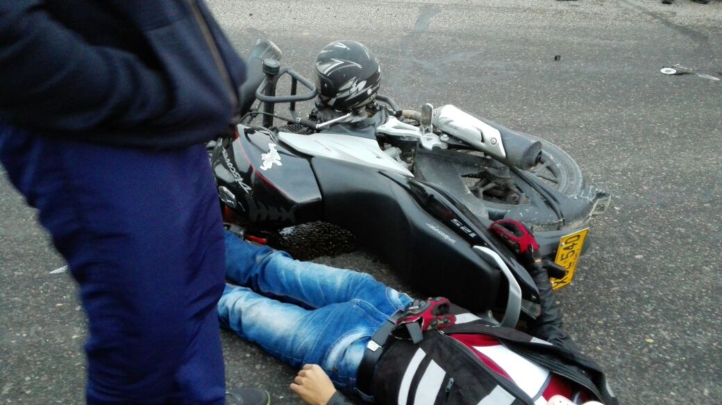 Anitavelez9's tweet photo. Choque múltiple: tractomula, camioneta, motocicleta y Van municipal en Av. Boyacá con 9 nte - sur. 1 herido, trancon https://t.co/WSB33p6omy