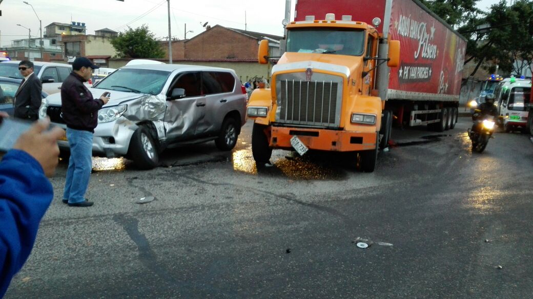 Anitavelez9's tweet photo. Choque múltiple: tractomula, camioneta, motocicleta y Van municipal en Av. Boyacá con 9 nte - sur. 1 herido, trancon https://t.co/WSB33p6omy