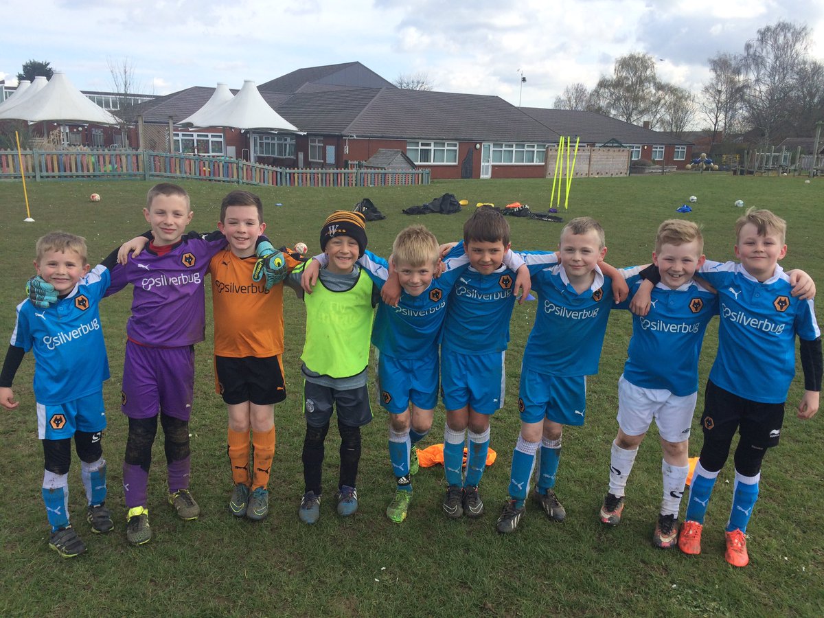 footballcoachMK's tweet photo. Football camp in MK, here's some of the boys showing their support ahead of tonight! #MKWolves @officialwolves https://t.co/I4ivSjnbBw