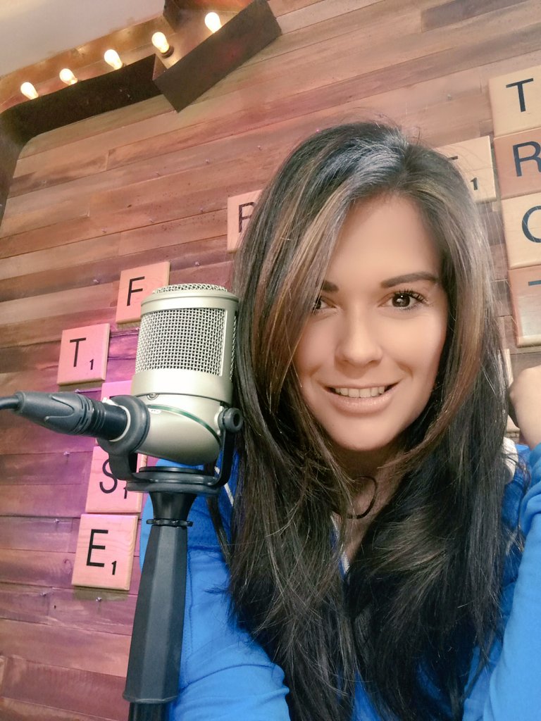 hoy empiezo a comer bien @VidaFit_ nuevo look 🙆 nuevos mes ,nuevos retos laborales 🎥ya solo me falta novio jajaa 😉 https://t.co/YczPjWoIwK