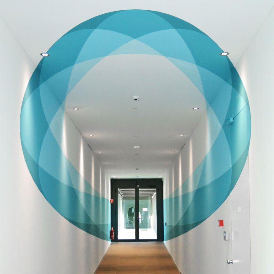 fubiz's tweet photo. Stunning Anamorphic Mural in Switzerland https://t.co/4UCEMZZIZt https://t.co/k4A5VpD05T