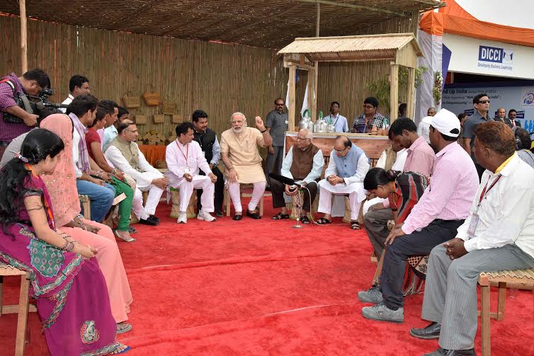 PIB_India's tweet photo. PM @narendramodi having "Chai pe Charcha'" with beneficiaries of #StandUpIndia and e-Rickshaw distribution at Noida https://t.co/M3qCoGP7b5