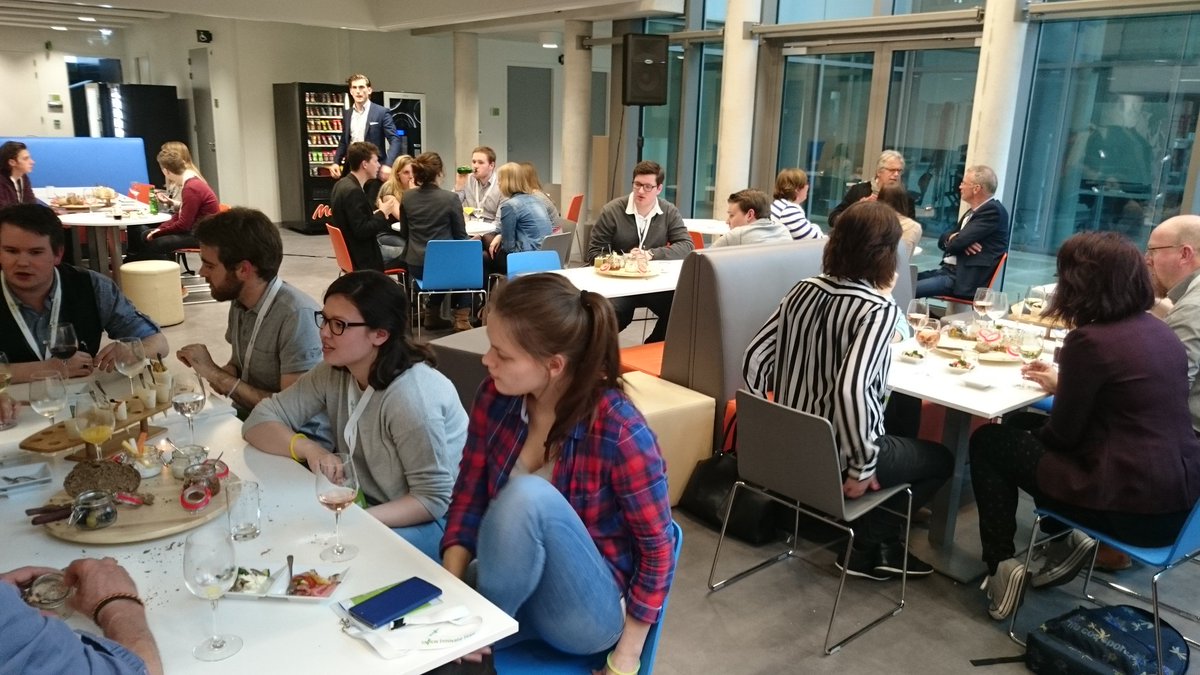 LonnieHolders's tweet photo. Druk aan het faciliteren bij het innovationdiner ism het Saxion Centrum voor Ondernemerschap #saxioninnoveert https://t.co/fFrfzVEJwV