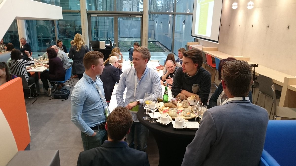 LonnieHolders's tweet photo. Druk aan het faciliteren bij het innovationdiner ism het Saxion Centrum voor Ondernemerschap #saxioninnoveert https://t.co/fFrfzVEJwV