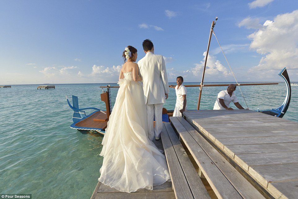 NiumeWorld's tweet photo. One of the most #romantic #wedding destination ever. Don't fall in mid-ceremony! More: https://t.co/tZWvUhOdXi https://t.co/wDKWR8nCgP