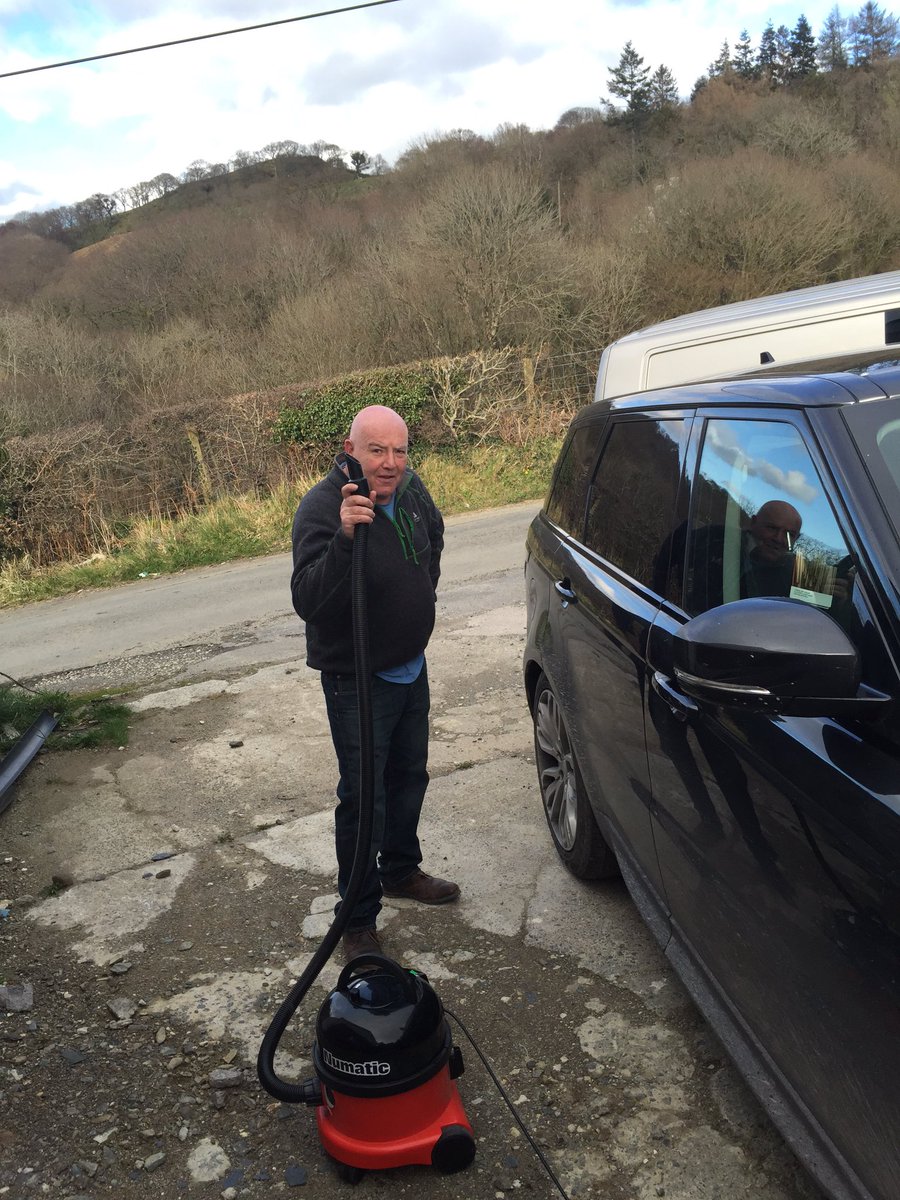 ScottQuinnell's tweet photo. Good to see @SeanZipWorld loves his new car. @GuySalmonBris https://t.co/jchIjtL6pi