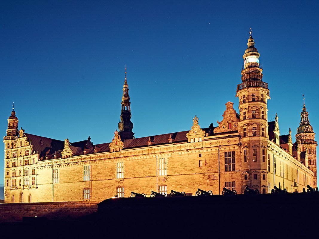 Bedspoke's tweet photo. Inside Hamlet's castle, which you can rent on Airbnb for £8 for one night only https://t.co/0TXK2UKB9p https://t.co/XeVMA29rdk