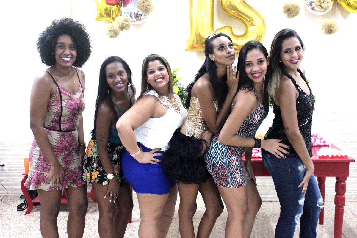 Camilanc_'s tweet image. Até ontem cabia no meu colo &amp;lt;3 #XVdaYasmin #PrimosdeNilópolis #Crescemos