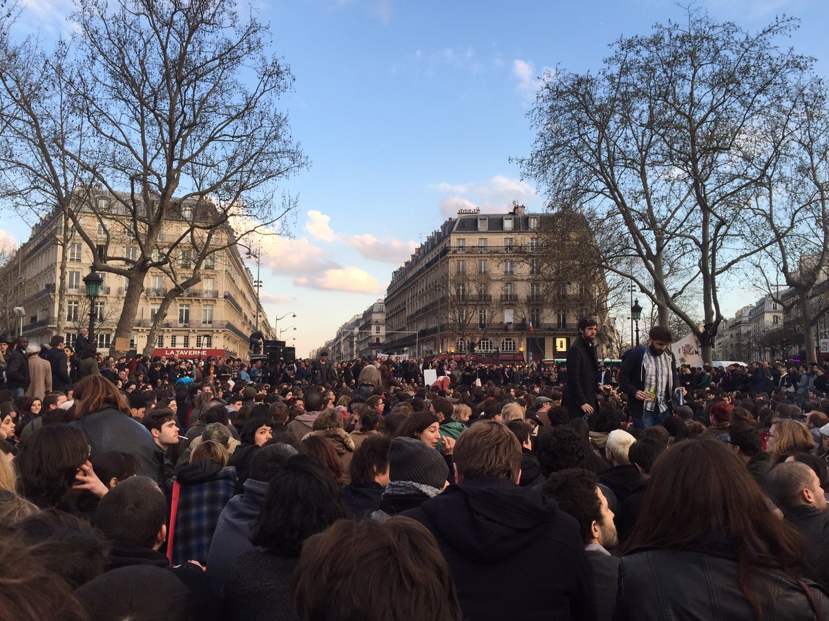 ceciledony's tweet photo. Un parterre de volontés révolutionnaires place de la République @nuitdebout #35mars https://t.co/f63C0IveKo