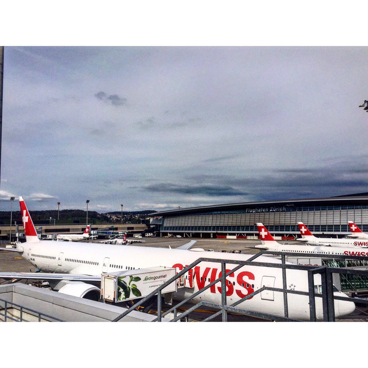 dFoodArt's tweet photo. Mit der Rasselbande am #Flughafen #Zürich #Gottitag #Airport #Switzerland @zrh_airport 💐👏 https://t.co/CTZNAulaEZ