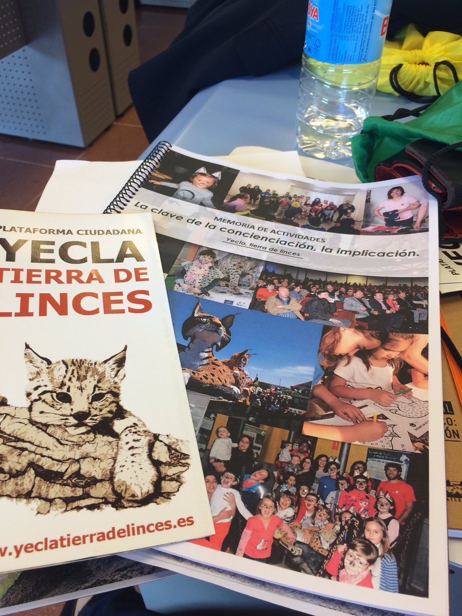 LincesYecla's tweet photo. Exponiendo en la jornada de trabajo #Vseminarioiberlince que hemos hecho en Yecla @LincesYecla @enkarlynx https://t.co/O80OQikgBk