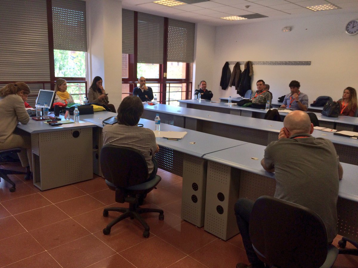 LincesYecla's tweet photo. Exponiendo en la jornada de trabajo #Vseminarioiberlince que hemos hecho en Yecla @LincesYecla @enkarlynx https://t.co/O80OQikgBk