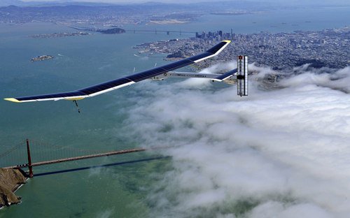 AjiaSound's tweet photo. Способный к полету без посадки самолет на солнечных батареях "Solar Impulse", над мостом "Золотые Ворота" https://t.co/2ilLbNkXVP