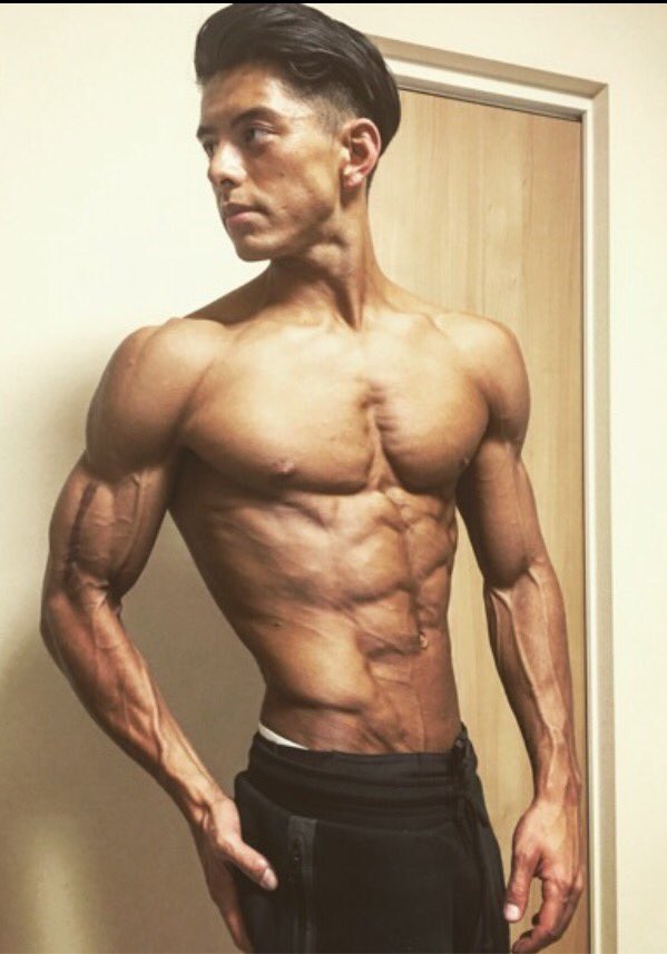 ちゃみ Twitterren 体脂肪率5 以下であろうパッサパサのエディ君もhotでhandsome でも干し芋shotもちょっと顔丸くてチャーミング これはね 顔とか筋肉だけじゃなくポテンシャル高めで内面が素敵でないとこんなオーラ出ないよ T Co Kebqak0g3t