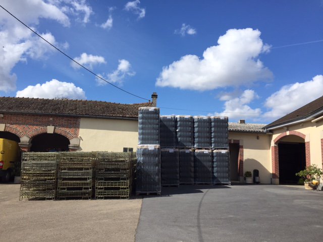 ChampagneMilan's tweet photo. Préparatif du Tirage ! Les bouteilles vides arrivent !!! Bientôt se sera la mise en bouteille.... https://t.co/ckVpDgJriN