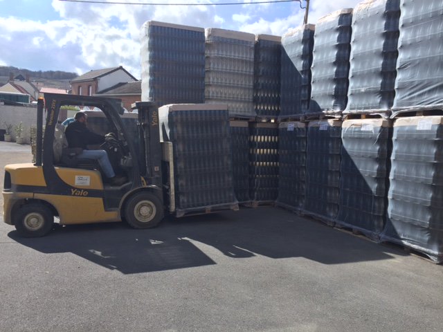 ChampagneMilan's tweet photo. Préparatif du Tirage ! Les bouteilles vides arrivent !!! Bientôt se sera la mise en bouteille.... https://t.co/ckVpDgJriN
