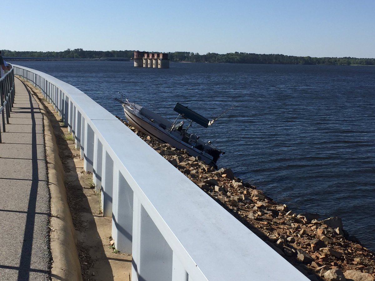 Boat crashed onto the lake Murray dam <a href="/WLTX/">News19 WLTX</a>