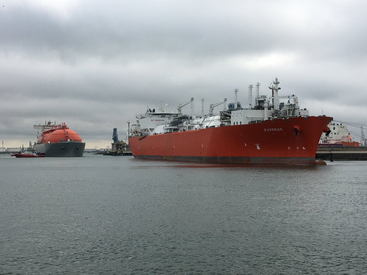 De_Havenmeester's tweet photo. Weer ouderwets druk in Nijlhaven @lngglobal @LNGUnlimited #LNG https://t.co/7bCujaYRI8