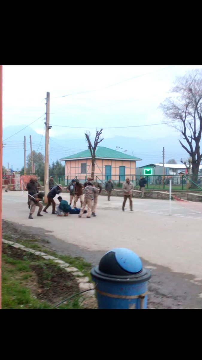 TheIntlHerald's tweet photo. India : Tear Gas and Lathi Charge on Non Kashmiri students at NIT Srinagar https://t.co/kftqJqlBzI