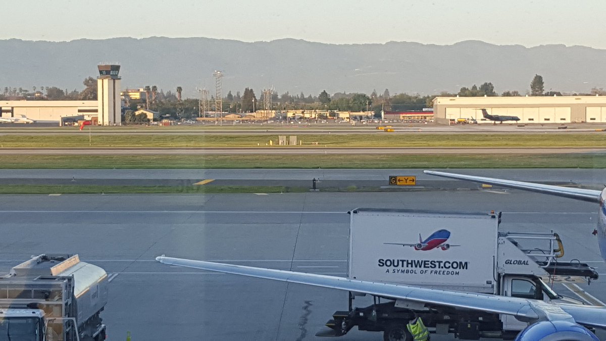 andysoir's tweet photo. "Boarding will soon begin, we have fog, visibility close to zero", see the fog :). Like #southwestairlines https://t.co/p0P5PhFLJq