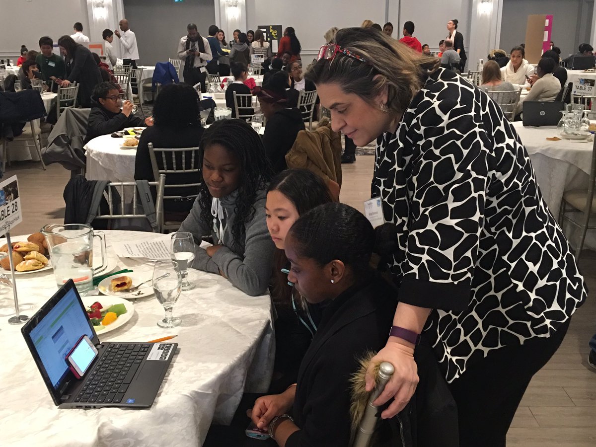 ABTsakmakas's tweet image. Students from Portage Trail pitching their app to @VickyBranco #MSICEdAppHack