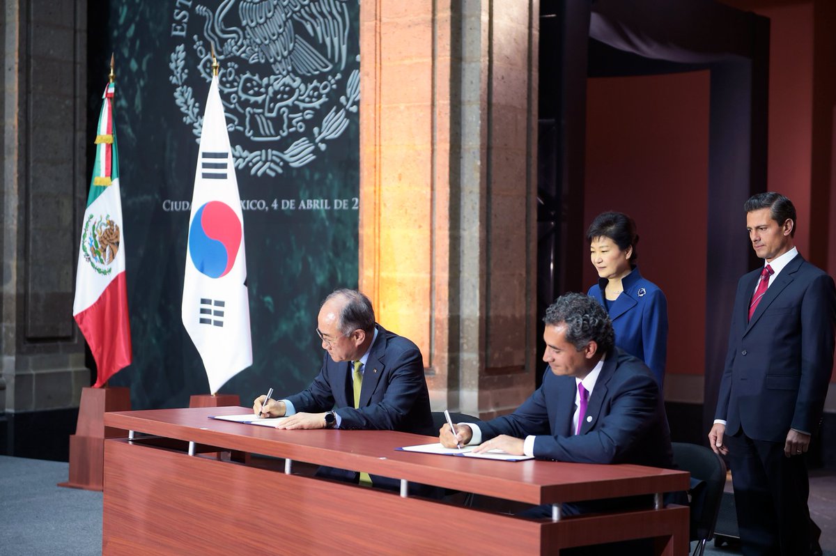 gobmx's tweet photo. 🇲🇽 🇰🇷 firmaron importantes acuerdos para establecer un Comité Conjunto de fomento al comercio y la inversión. https://t.co/7h5whDnEkL
