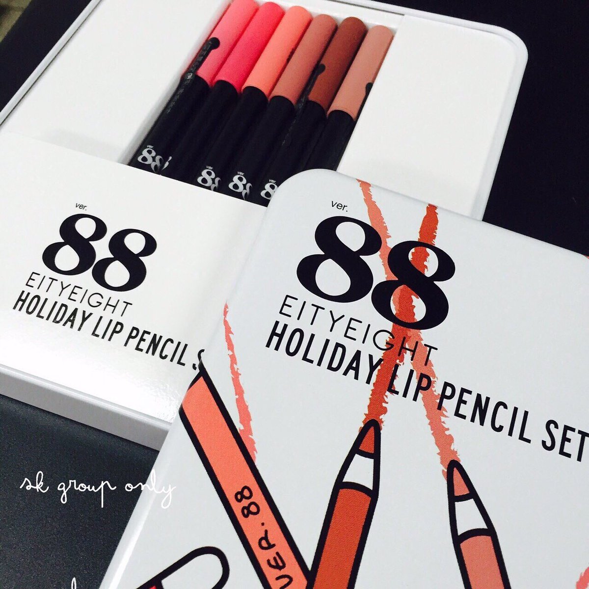 keshouhinmakeup's tweet photo. ลิปเซ็ตดินสอ แบรนด์ Ver.88 Eityeight Holiday Lip Pencil Set 󾭅ไม่ขายแยกนะคะ󾭅
ราคากล่องละ 980 บาท  กันน้ำ  #ขายของ https://t.co/2XQEsJivYj