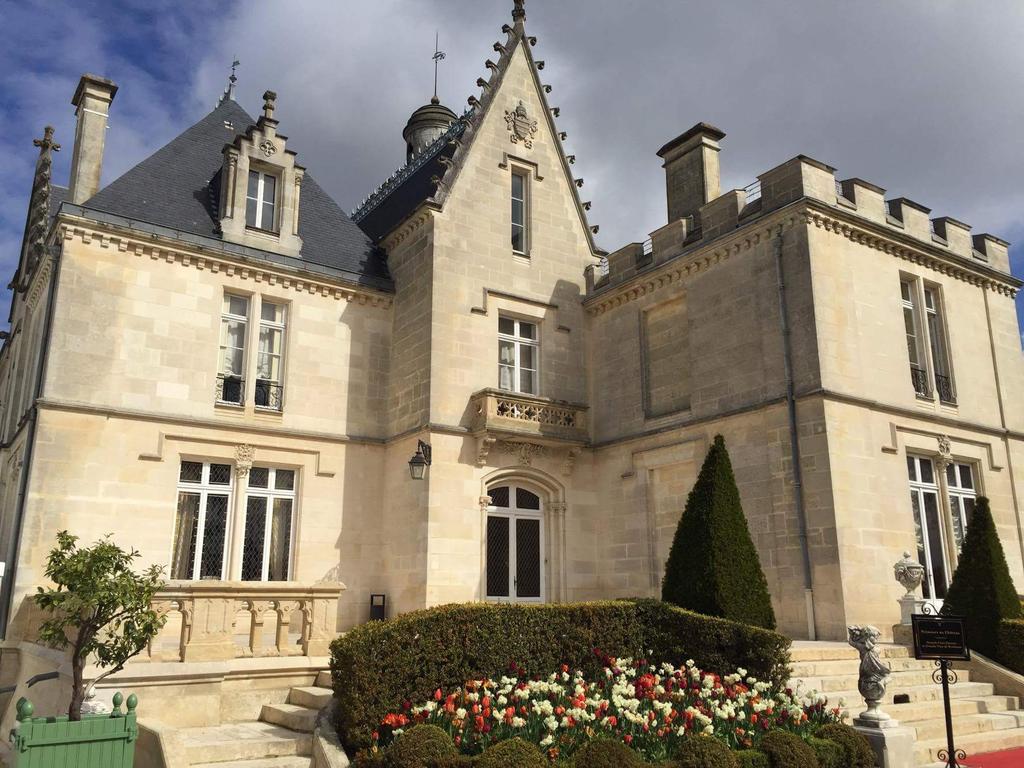 MillesimaFR's tweet photo. Après-midi visite &amp; ateliers expérimentaux au #ChateauPapeClément @bernardmagrez #MillesimaBA #drone #winetechnology https://t.co/TsokM6MXX1