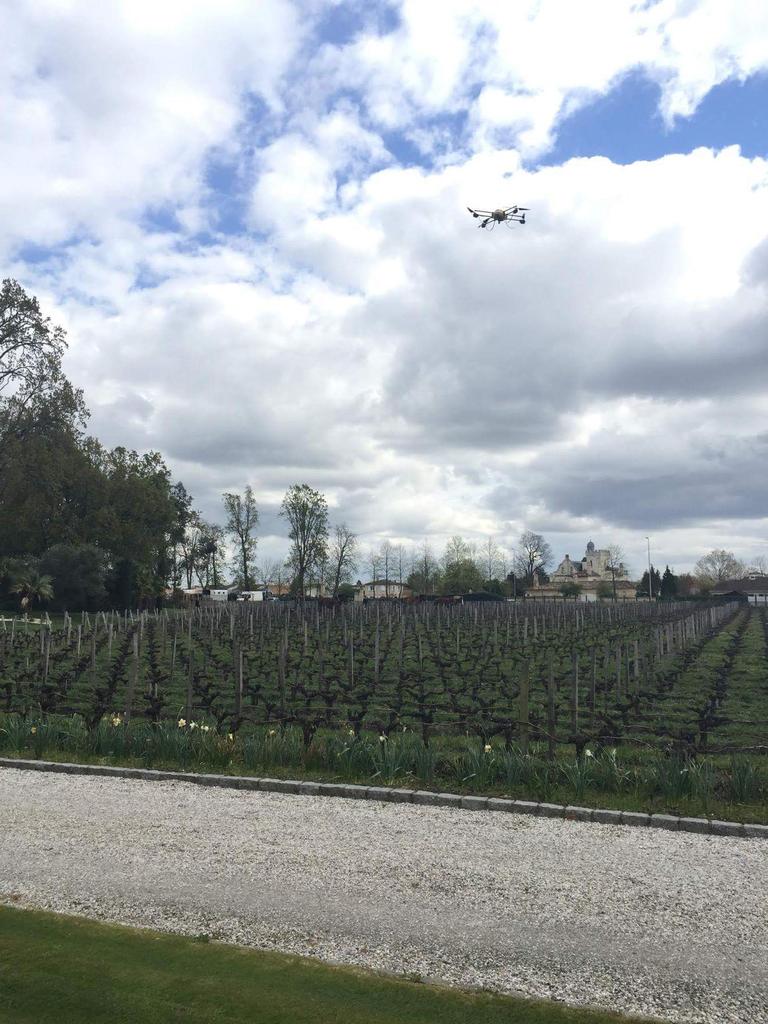 Après-midi visite &amp; ateliers expérimentaux au #ChateauPapeClément <a href="/bernardmagrez/">Bernard Magrez</a> #MillesimaBA #drone #winetechnology