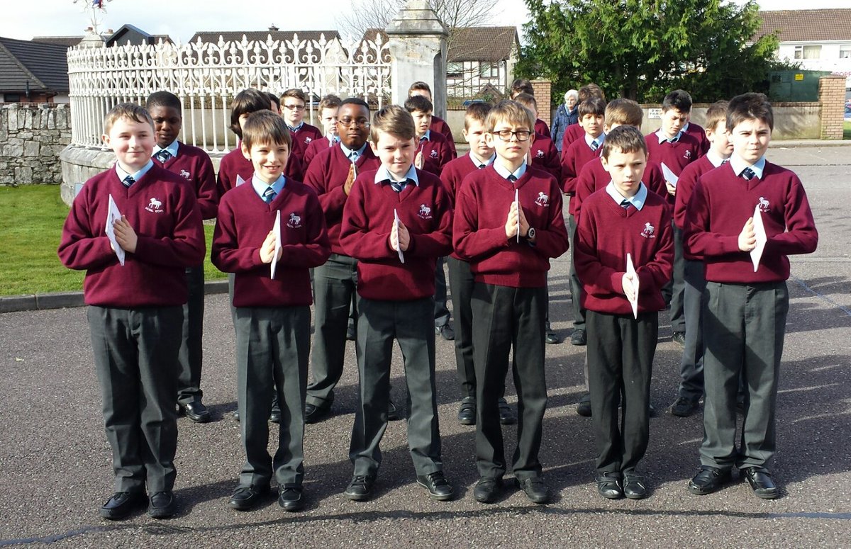 scoileoinboys's tweet photo. @scoileoinboys #6thClasses practising for the Confirmation in lovely #spring sunshine #workinghard https://t.co/XDuGdIzWWo