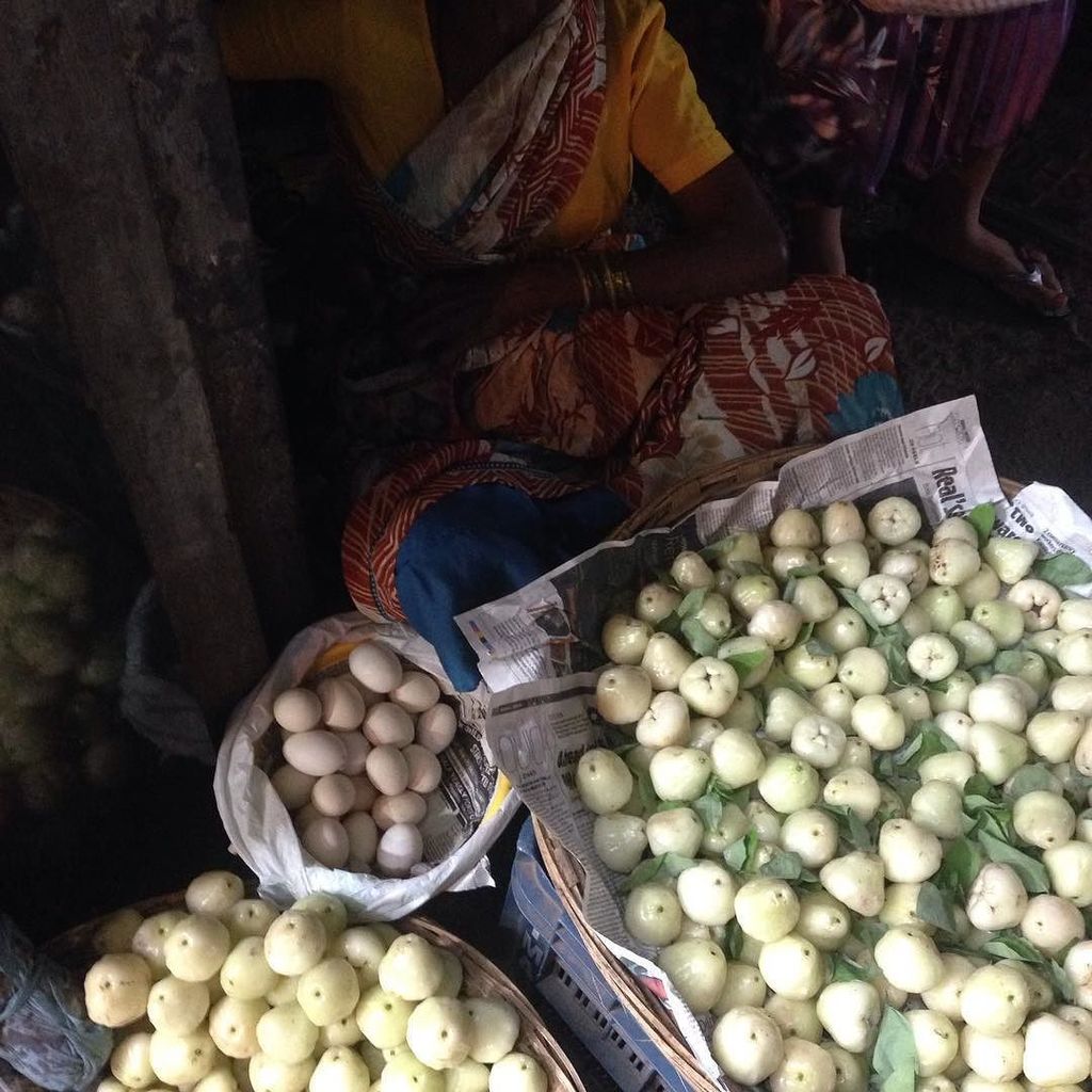 bandrainfo's tweet photo. Buying gavti eggs and jhambul from this feisty old lady #bazaarroad https://t.co/wTj8NrU3Hw https://t.co/LH672ZAdut