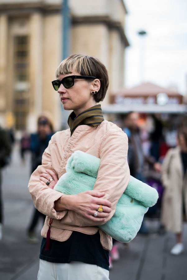 LeClubStyle's tweet photo. Making an statement on the street with this unexpected details. #streetstyle by #angelroblesrobles #fashion #outfit https://t.co/PLdT9qdh8i