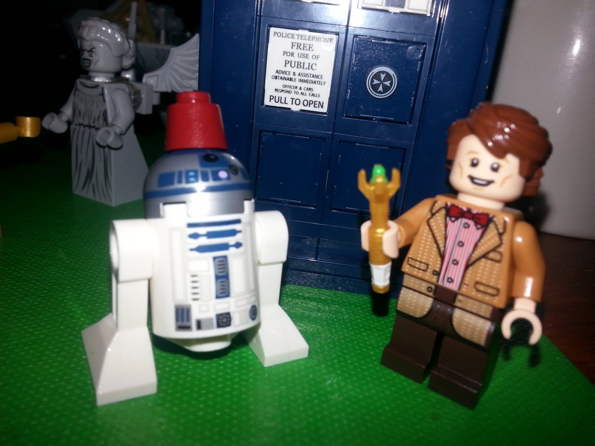 NegaCD's tweet photo. Droids wearing Fezzes are cool! #DoctorWho #StarWars #LEGO https://t.co/BqwQvvEg44