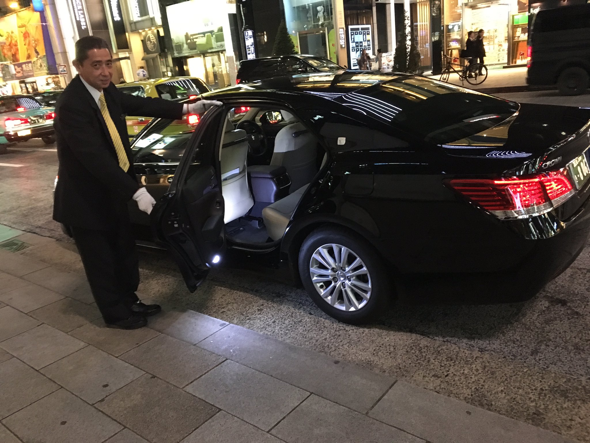 大島享 Uberを初体験 めっちゃいい 高級車で迎えに来てもらって 名前呼んでいただき エクゼブティ気分 良い初体験しました T Co J6bhbohd1k Twitter