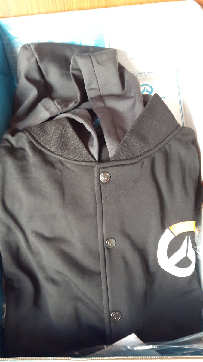Bruscaverru's tweet photo. Thx to @overwatchking I got some nice stuffs today for live casts. The world has one more hero now. https://t.co/uU6MsJIWEh
