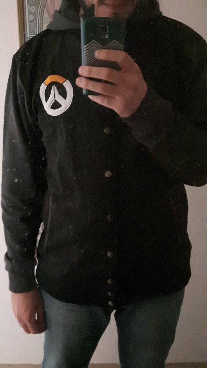 Bruscaverru's tweet photo. Thx to @overwatchking I got some nice stuffs today for live casts. The world has one more hero now. https://t.co/uU6MsJIWEh