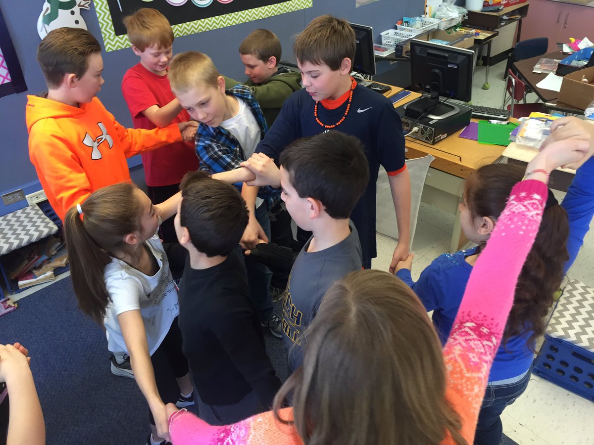 3rdwithStonier's tweet photo. Starting our Tuesday with #teambuilding #humanknot #problemsolving https://t.co/sY99Y8KMDa