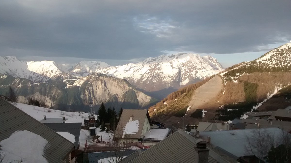 marlingski2016's tweet photo. Decent sunrise but conditions up at 2700m a bit snowy. Pistes great with some new snow. Everybody happy! https://t.co/dbTO8mzXV0