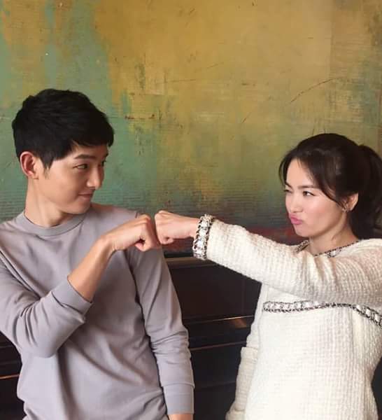 myrajean129's tweet image. when a doctor is dating a soldier 

the feelssssss 💞

#dots #songsongcouple #firstbump