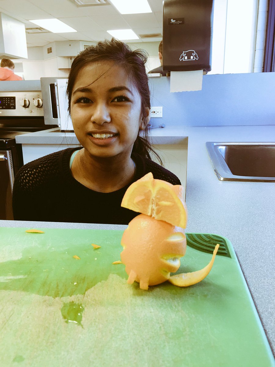 LHS_MrsJeske's tweet photo. Experimenting= the best (& most fun) way to learn #LeydenPride #PlatePresentation #CulinaryBasics #FruitCarving 🍴🍎🍊 https://t.co/QiQ9u7r9V7