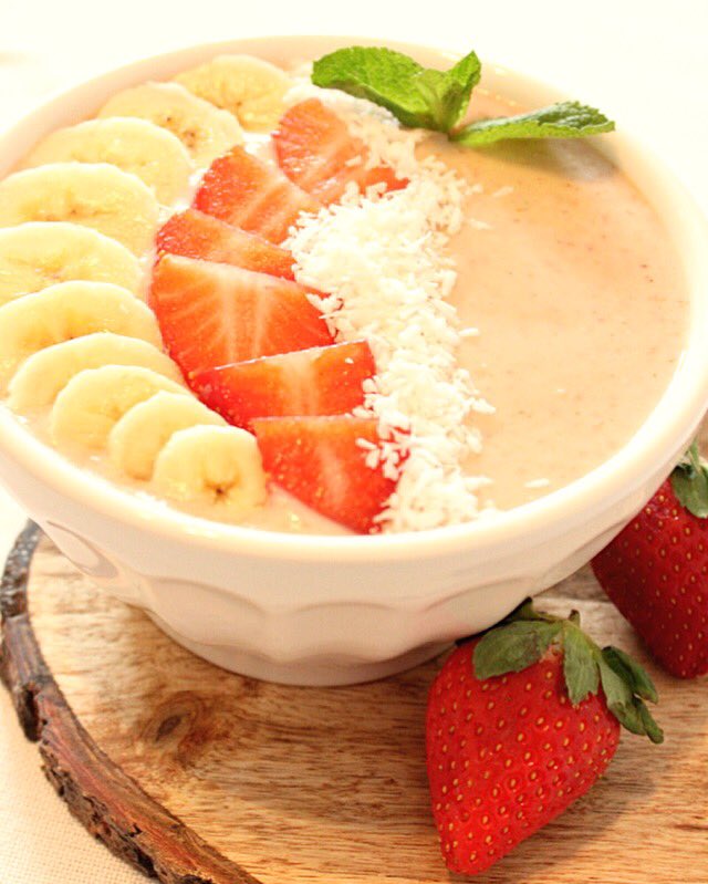 Une excellente idée de déjeuner rapide, mon bol de smoothie à la fraise et pêche, dispo sur mon blog! <a href="/LiberteQC/">Liberté Yogourt</a>