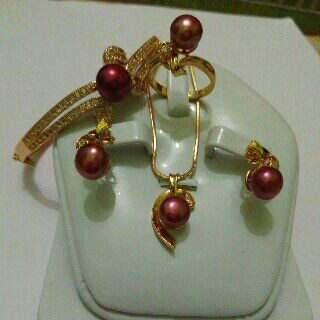 ErnaEndah77's tweet photo. Bagi yg berminat silahkan pesan,mutiara air laut asli dgn bahan pengikat rhodium kuning/lapis emas 18 karat https://t.co/OnAVukpJZA