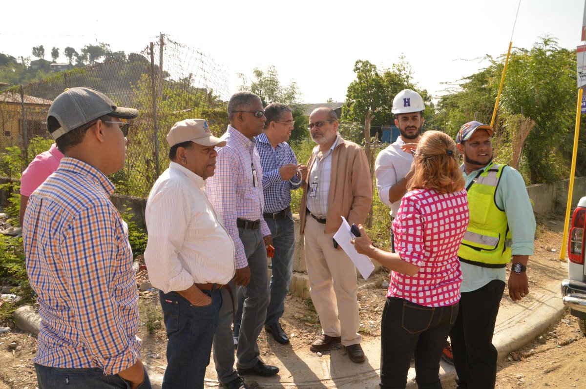 JCesarValentin's tweet photo. Contento por inicio de reparación, reconstrucción y asfaltado de las calles de nuestros barrios de Santiago. https://t.co/HfmCQjs64G