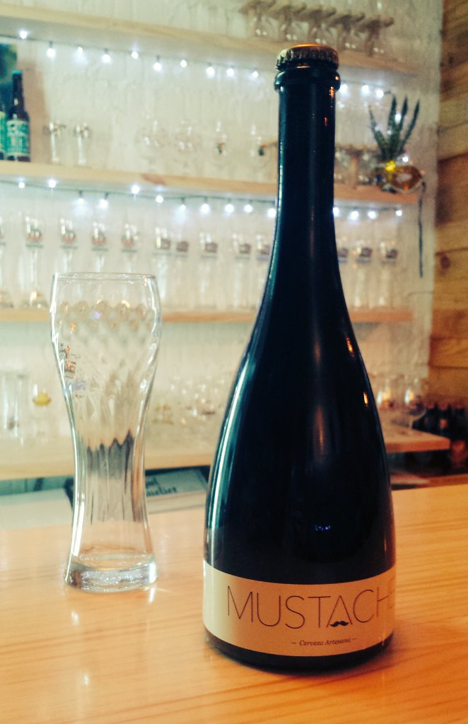 Birramen's tweet photo. Quién dijo que la cerveza no era elegante, que se lo diga a @MustacheCerveza https://t.co/S4bfw1IIfd