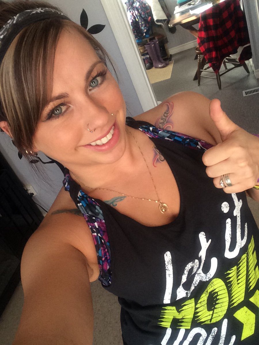 katiee_pixiee's tweet image. Awesome and ready for #zumba in South porcupine! Feeling awesome with my #youniqueproducts ready set go! 🌟☀️😇